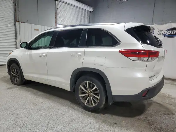 5TDJZRFH3HS517636 2017 TOYOTA HIGHLANDER - Image 2