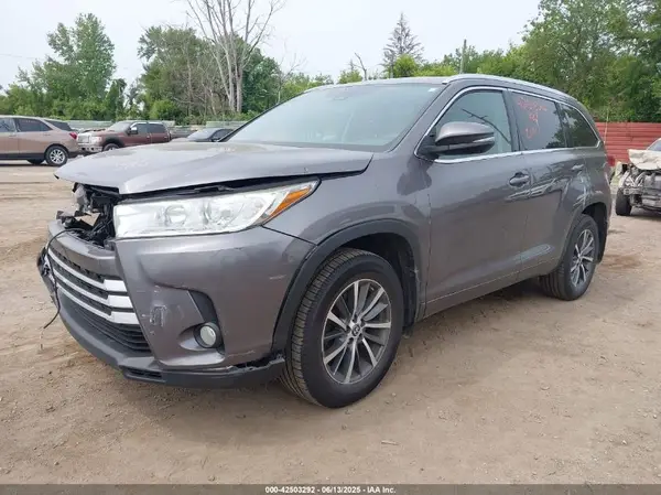 5TDJZRFH3HS518608 2017 TOYOTA HIGHLANDER - Image 2