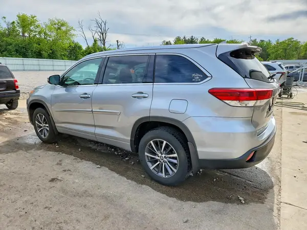 5TDJZRFH3HS518754 2017 TOYOTA HIGHLANDER - Image 2