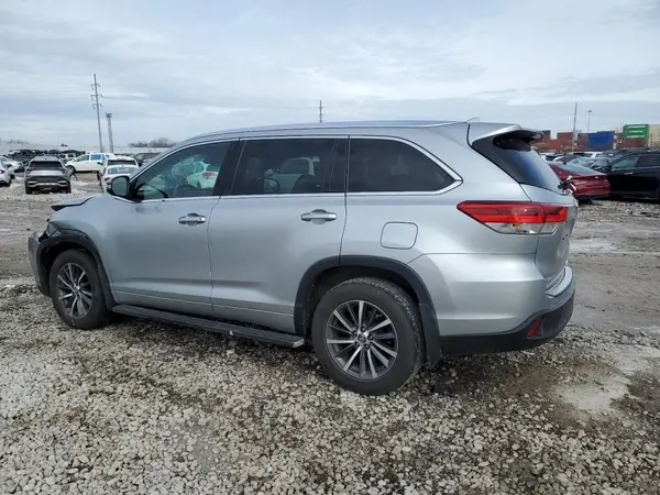5TDJZRFH3HS521587 2017 TOYOTA HIGHLANDER - Image 2