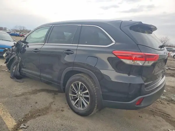 5TDJZRFH3JS485793 2018 TOYOTA HIGHLANDER - Image 2