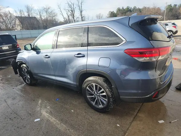 5TDJZRFH3JS486796 2018 TOYOTA HIGHLANDER - Image 2