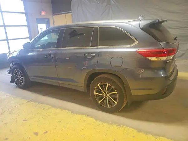 5TDJZRFH3JS497359 2018 TOYOTA HIGHLANDER - Image 2