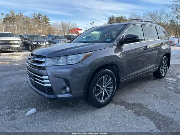 5TDJZRFH3JS523071 2018 TOYOTA HIGHLANDER - Image 2