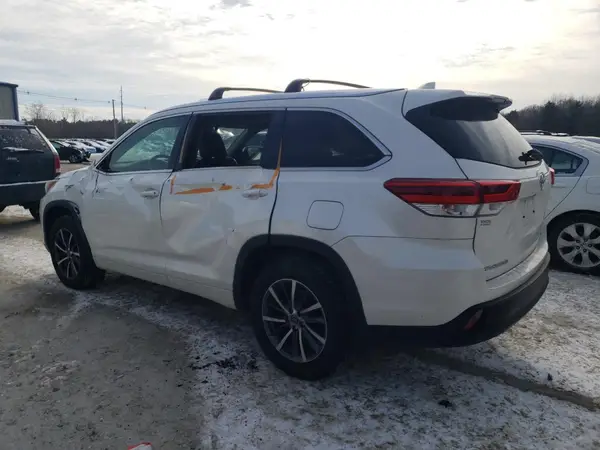 5TDJZRFH3JS523104 2018 TOYOTA HIGHLANDER - Image 2