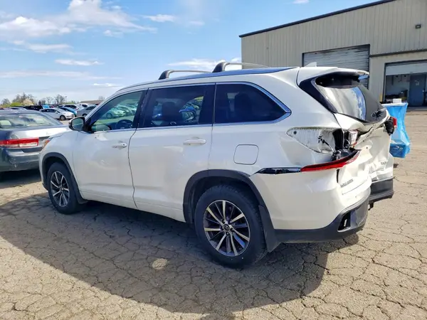 5TDJZRFH3JS523720 2018 TOYOTA HIGHLANDER - Image 2