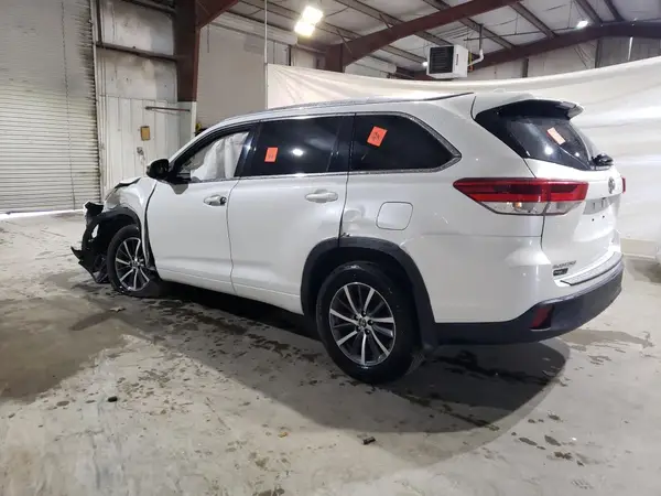 5TDJZRFH3JS525869 2018 TOYOTA HIGHLANDER - Image 2