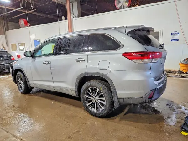 5TDJZRFH3JS526021 2018 TOYOTA HIGHLANDER - Image 2
