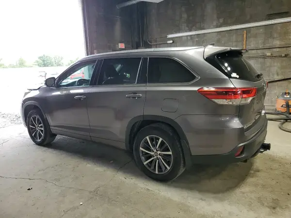 5TDJZRFH3JS528657 2018 TOYOTA HIGHLANDER - Image 2