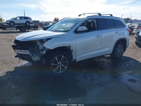 5TDJZRFH3JS531459 2018 TOYOTA HIGHLANDER - Image 2