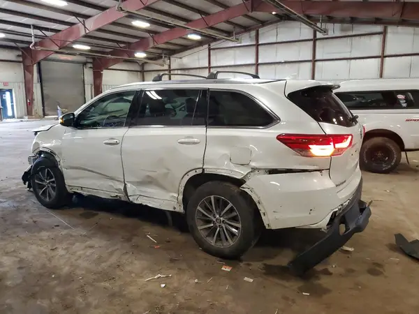 5TDJZRFH3JS531607 2018 TOYOTA HIGHLANDER - Image 2