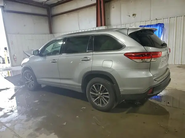 5TDJZRFH3JS532143 2018 TOYOTA HIGHLANDER - Image 2