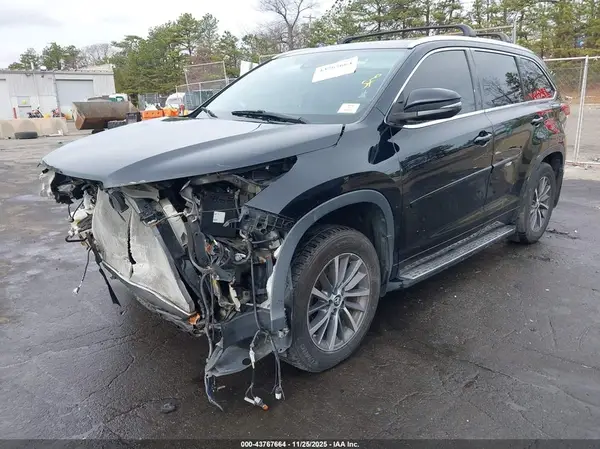 5TDJZRFH3JS532157 2018 TOYOTA HIGHLANDER - Image 2