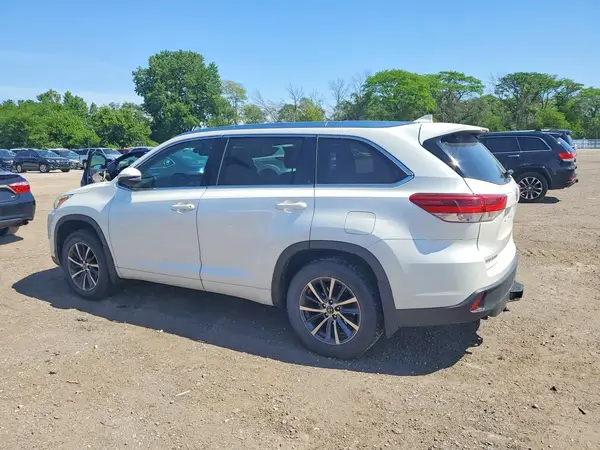 5TDJZRFH3JS532451 2018 TOYOTA HIGHLANDER - Image 2