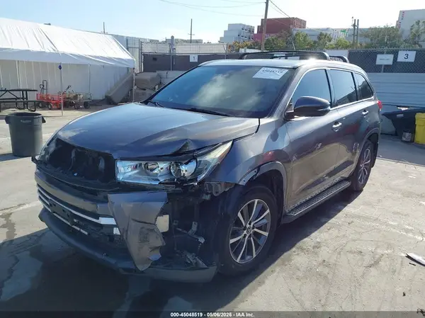 5TDJZRFH3JS533342 2018 TOYOTA HIGHLANDER - Image 2