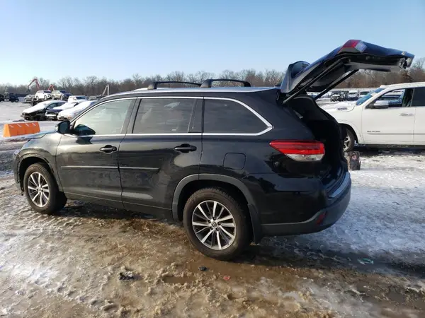 5TDJZRFH3JS538704 2018 TOYOTA HIGHLANDER - Image 2