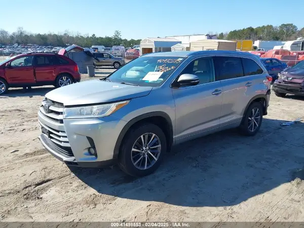 5TDJZRFH3JS538976 2018 TOYOTA HIGHLANDER - Image 2