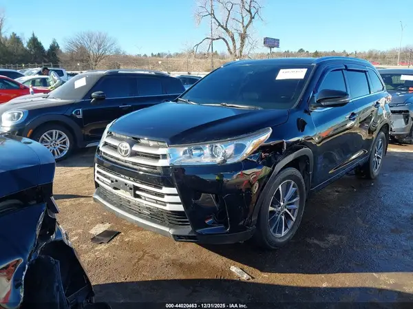 5TDJZRFH3JS540758 2018 TOYOTA HIGHLANDER - Image 2