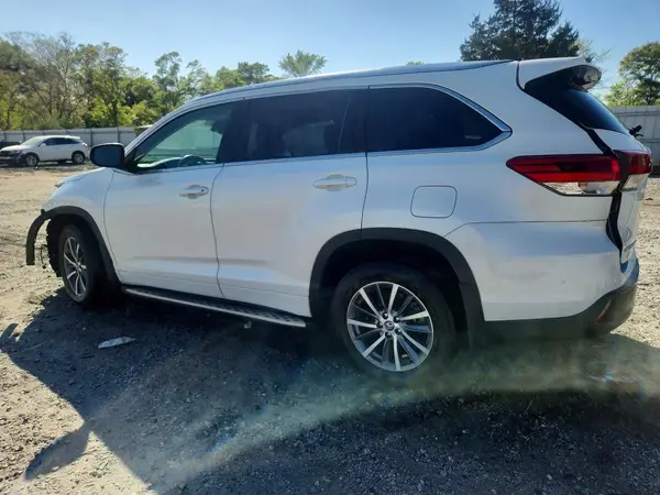 5TDJZRFH3JS541490 2018 TOYOTA HIGHLANDER - Image 2