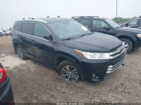 5TDJZRFH3JS543823 2018 TOYOTA HIGHLANDER - Image 1