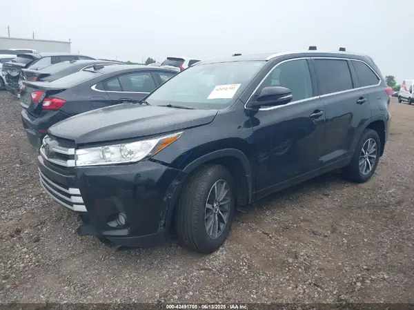 5TDJZRFH3JS543823 2018 TOYOTA HIGHLANDER - Image 2