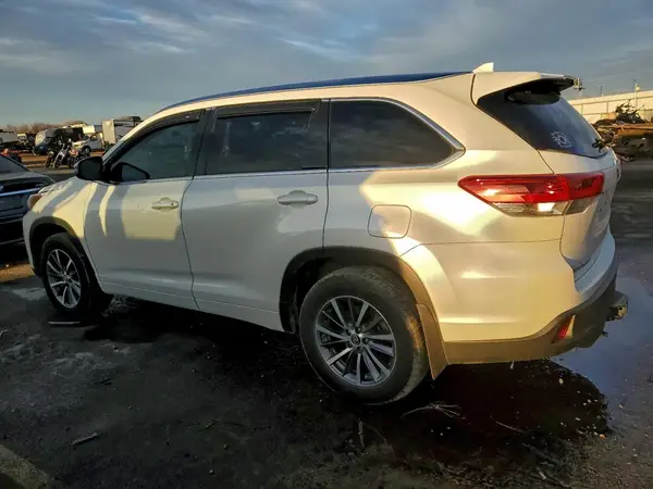 5TDJZRFH3JS544728 2018 TOYOTA HIGHLANDER - Image 2