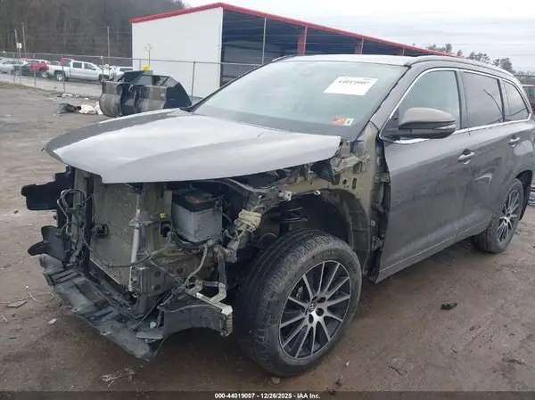 5TDJZRFH3JS546625 2018 TOYOTA HIGHLANDER - Image 2