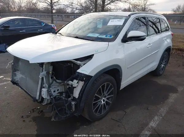 5TDJZRFH3JS546947 2018 TOYOTA HIGHLANDER - Image 2