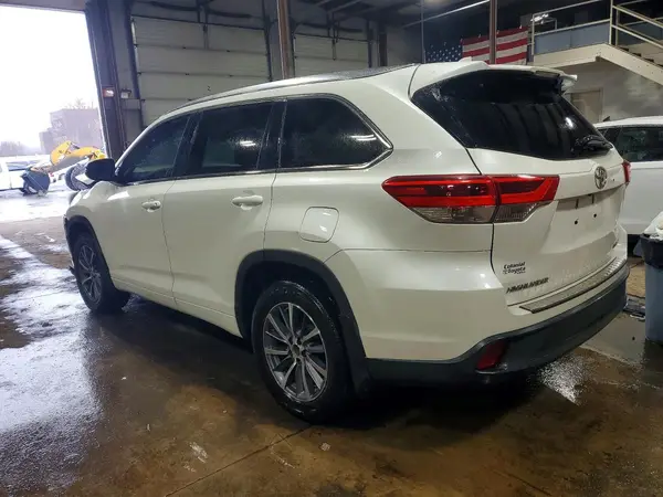 5TDJZRFH3JS550979 2018 TOYOTA HIGHLANDER - Image 2
