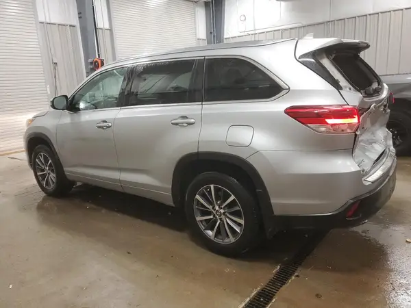 5TDJZRFH3JS555082 2018 TOYOTA HIGHLANDER - Image 2