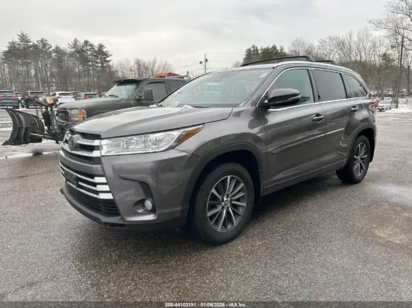 5TDJZRFH3JS556605 2018 TOYOTA HIGHLANDER - Image 2