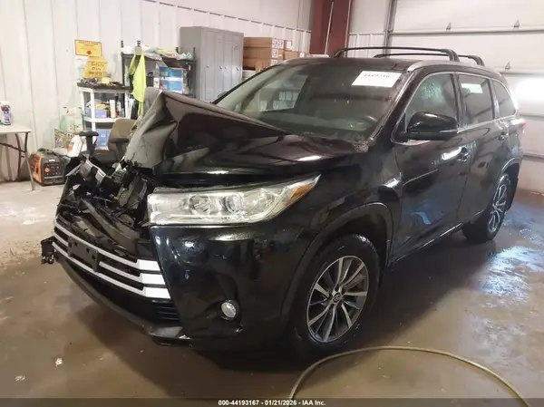 5TDJZRFH3JS557060 2018 TOYOTA HIGHLANDER - Image 2