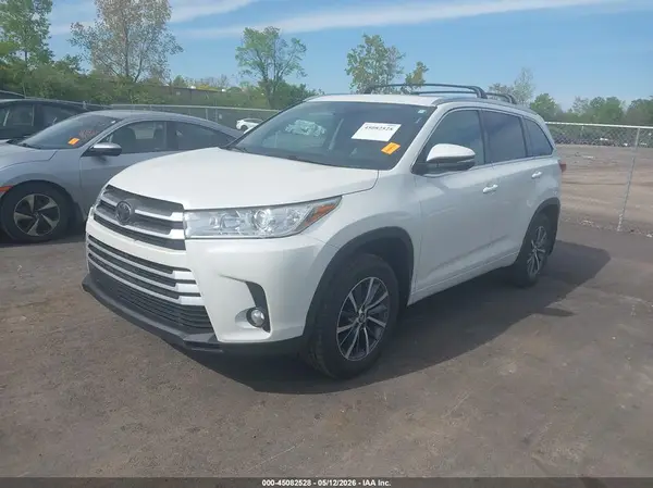 5TDJZRFH3JS558757 2018 TOYOTA HIGHLANDER - Image 2