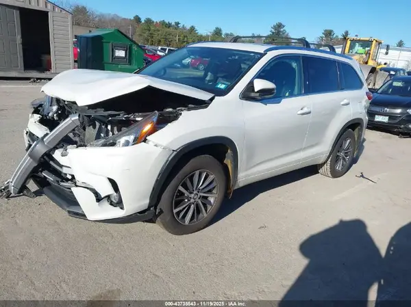5TDJZRFH3JS558869 2018 TOYOTA HIGHLANDER - Image 2