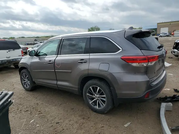 5TDJZRFH3JS560332 2018 TOYOTA HIGHLANDER - Image 2