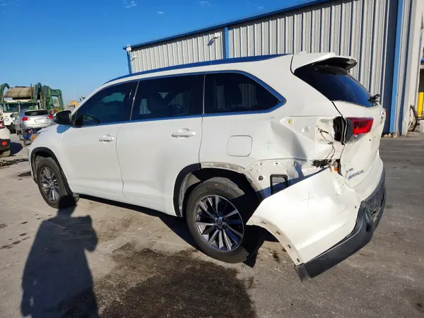5TDJZRFH3JS560539 2018 TOYOTA HIGHLANDER - Image 2