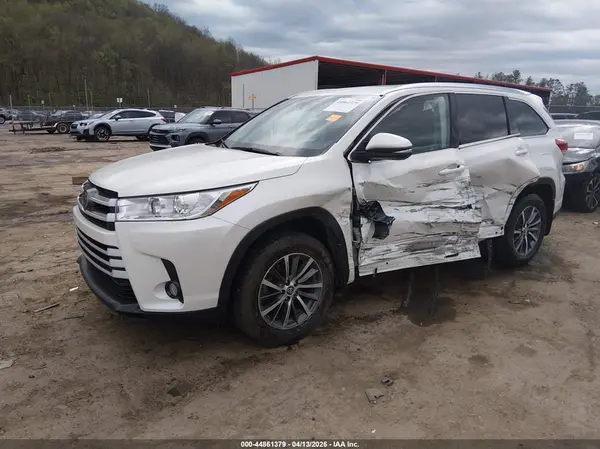 5TDJZRFH3JS560864 2018 TOYOTA HIGHLANDER - Image 2
