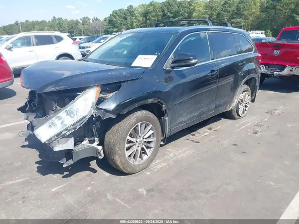 5TDJZRFH3JS561349 2018 TOYOTA HIGHLANDER - Image 2