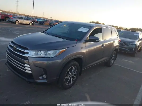 5TDJZRFH3JS561805 2018 TOYOTA HIGHLANDER - Image 2