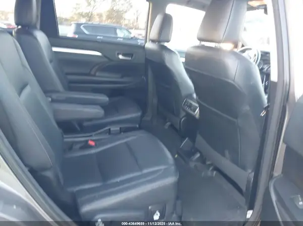 5TDJZRFH3JS561805 2018 TOYOTA HIGHLANDER - Image 8