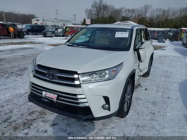 5TDJZRFH3JS807803 2018 TOYOTA HIGHLANDER - Image 2