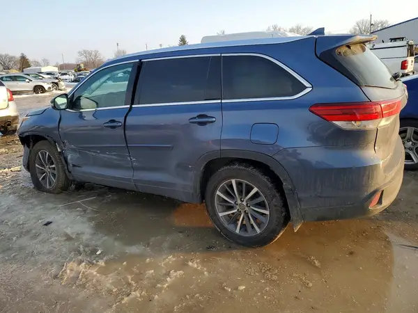 5TDJZRFH3JS812645 2018 TOYOTA HIGHLANDER - Image 2