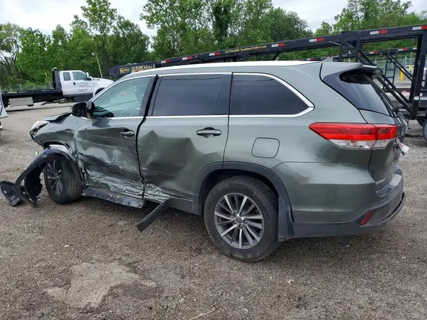 5TDJZRFH3JS823323 2018 TOYOTA HIGHLANDER - Image 2