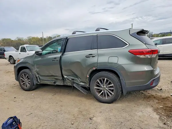 5TDJZRFH3JS824925 2018 TOYOTA HIGHLANDER - Image 2