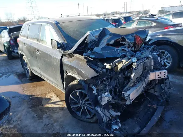 5TDJZRFH3JS825315 2018 TOYOTA HIGHLANDER - Image 1