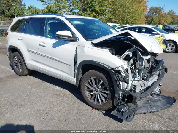 5TDJZRFH3JS826125 2018 TOYOTA HIGHLANDER - Image 1
