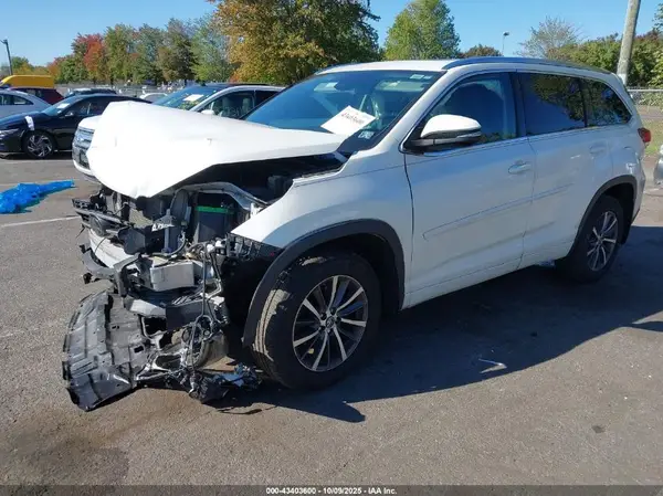 5TDJZRFH3JS826125 2018 TOYOTA HIGHLANDER - Image 2