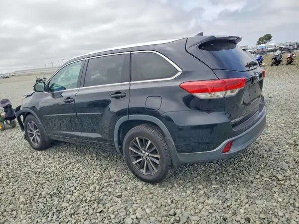 5TDJZRFH3JS828067 2018 TOYOTA HIGHLANDER - Image 2