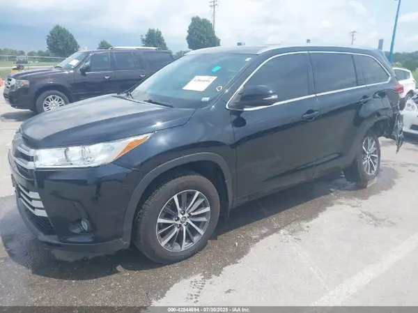 5TDJZRFH3JS829767 2018 TOYOTA HIGHLANDER - Image 2
