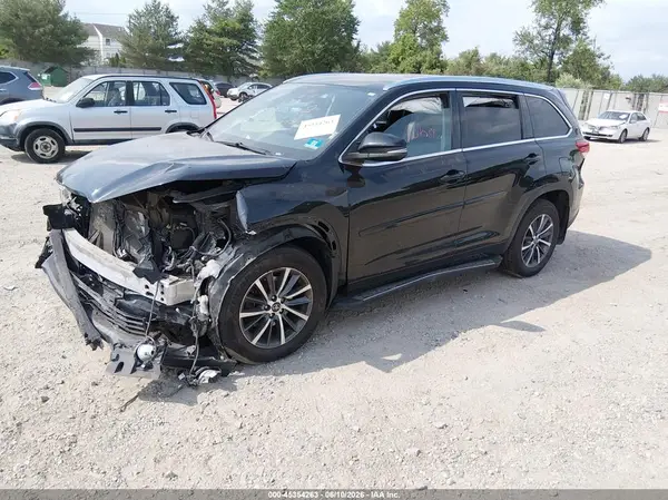 5TDJZRFH3JS835097 2018 TOYOTA HIGHLANDER - Image 2